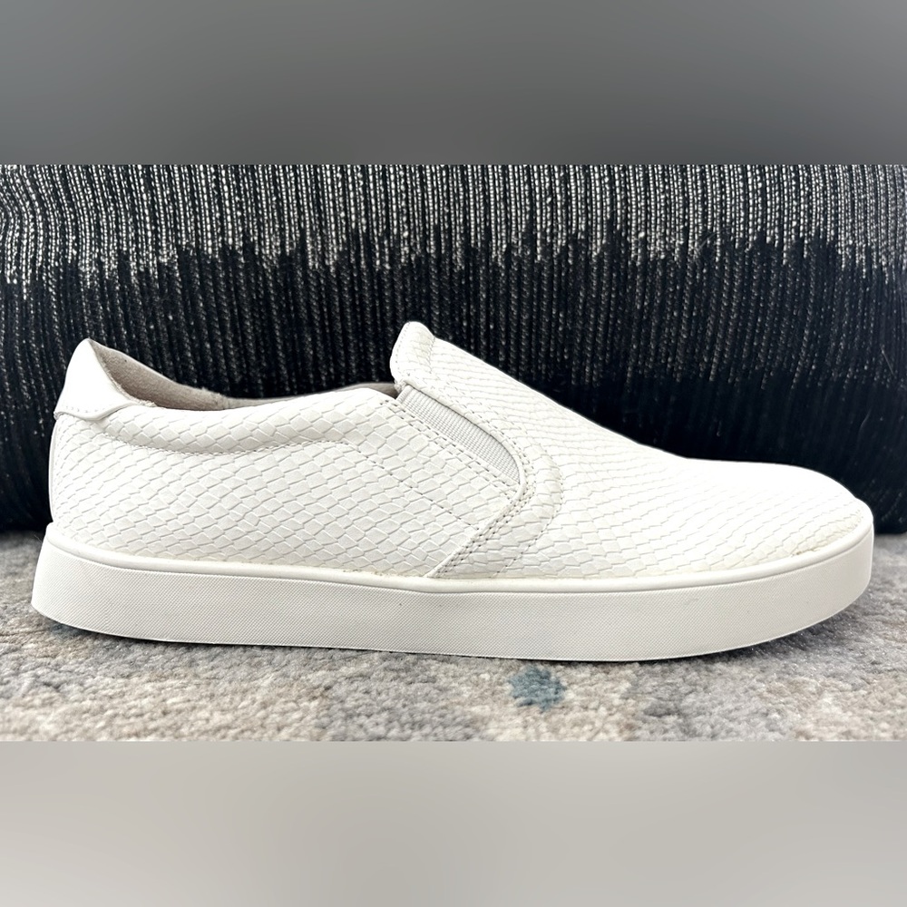 Dr Scholl’s shoes Madison sneaker size 6 1/2 color white snake.
